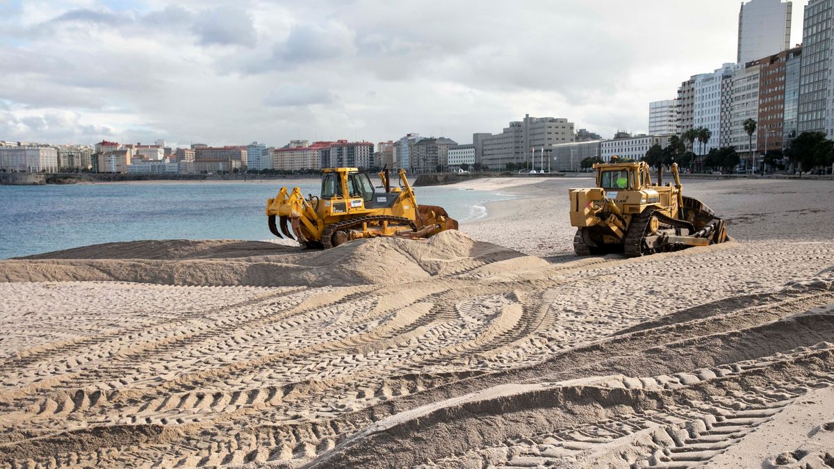 Comienzan a construir la duna de protección en la playa de Riazor Comienzan a construir la duna de protección en la playa de Riazor