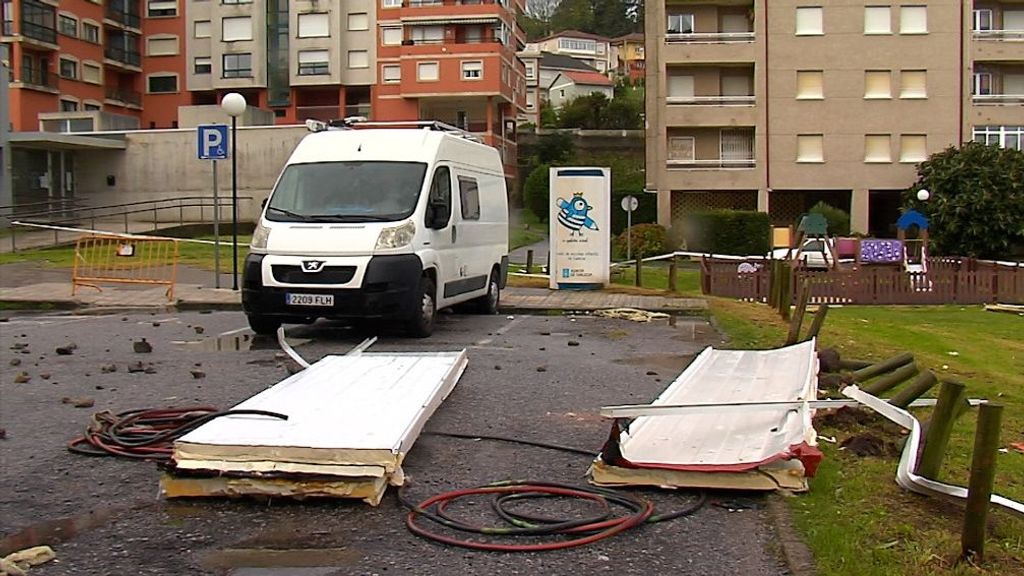 El viento hace volar por los aires parte de la cubierta de un edificio en Baiona