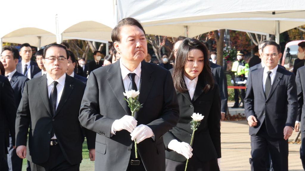 El presidente surcoreano visita el altar en homenaje a las víctimas de la tragedia de Seúl: "Me pesa el corazón"