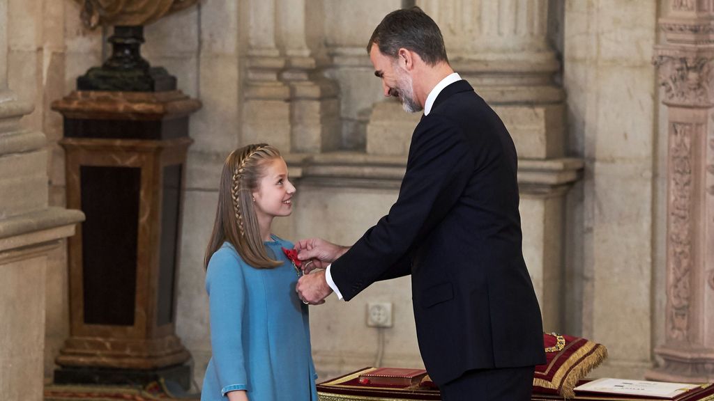 El rey Felipe entregando el Toisón de Oro a la princesa Letizia