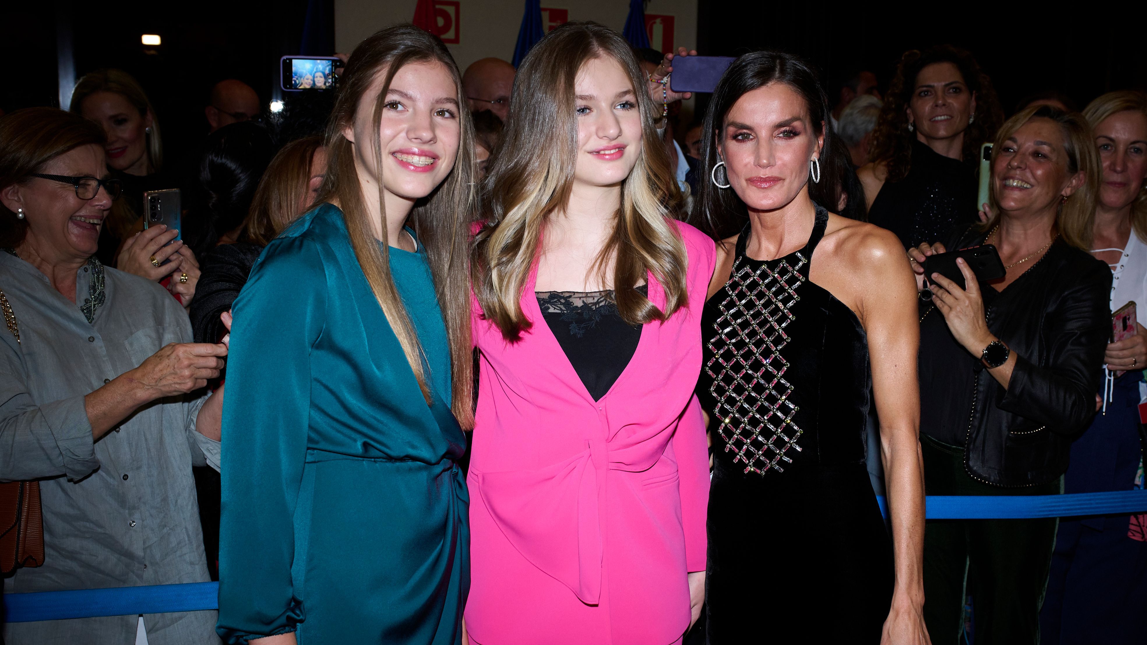 La infanta Sofía, la princesa Leonor y la reina Letizia en los premios Princesa de Asturias 2022