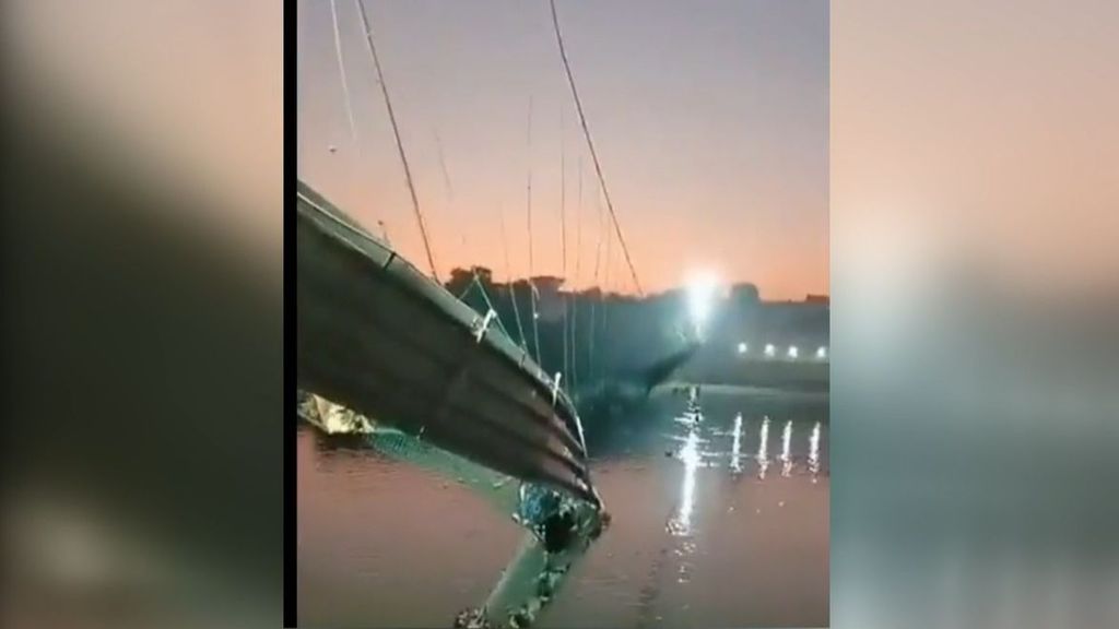 Las imágenes del derrumbe del puente colgante en India