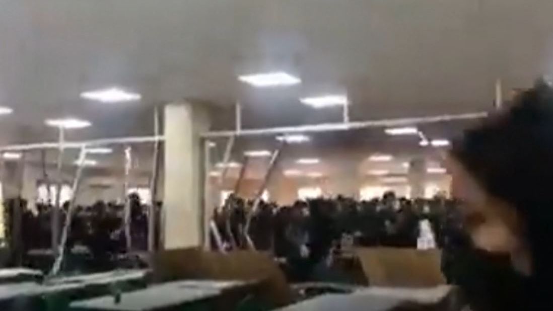 Estudiantes derriban la pared que separa a hombres y mujeres en la cafetería de una universidad en Irán