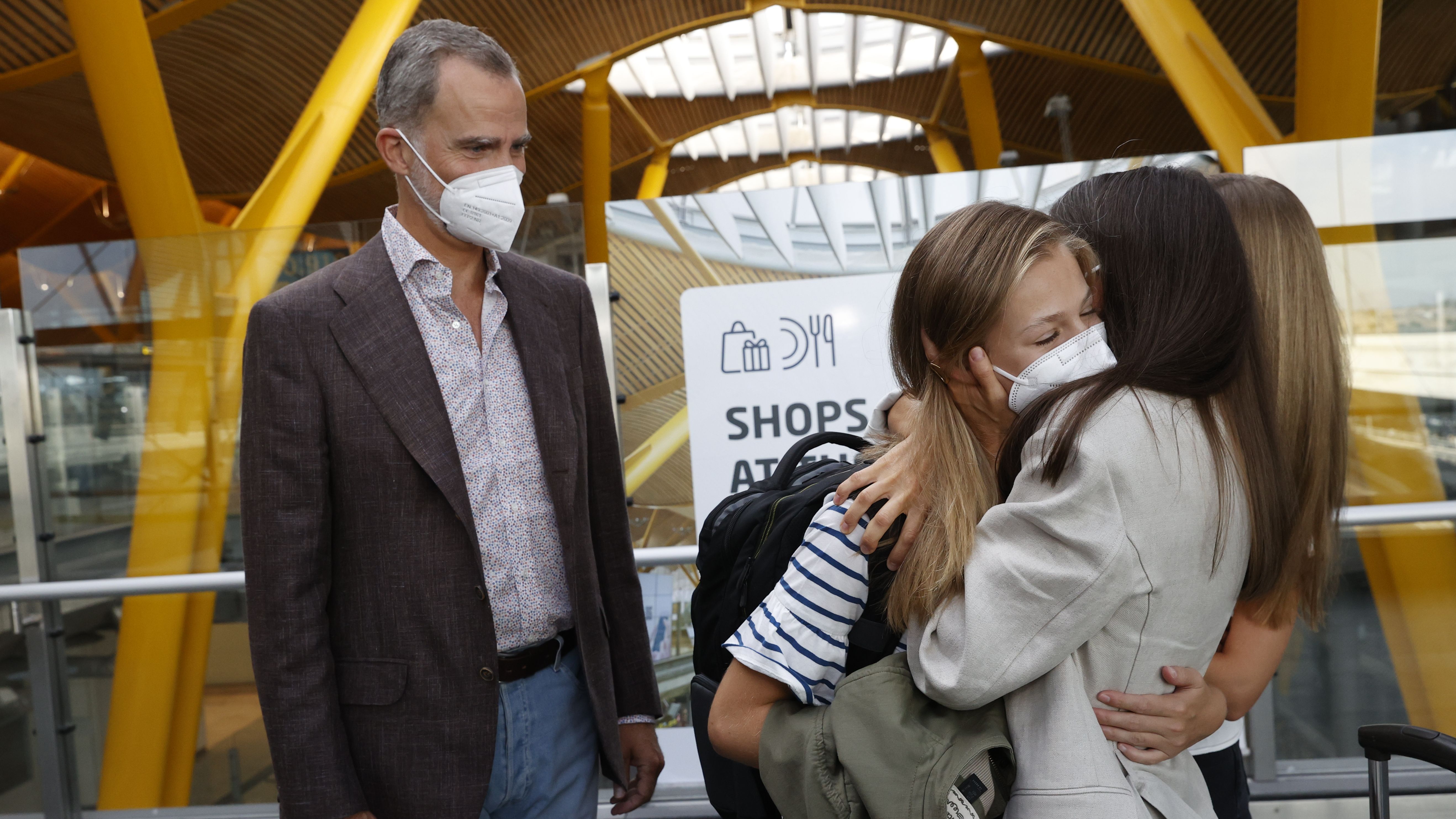 Los reyes Felipe y Letizia y la infanta Sofía despiden a la princesa Leonor en el aeropuerto