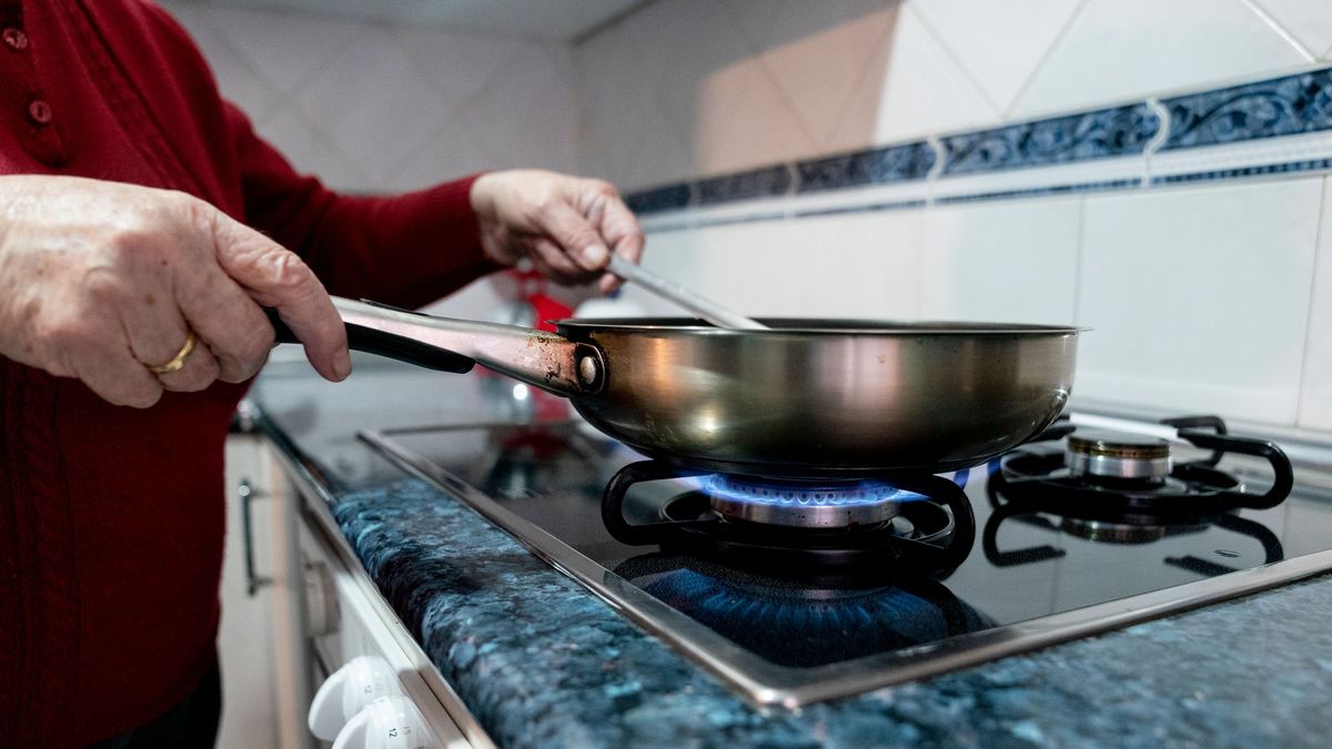 Mujer cocinando con gas Mujer cocinando con gas
