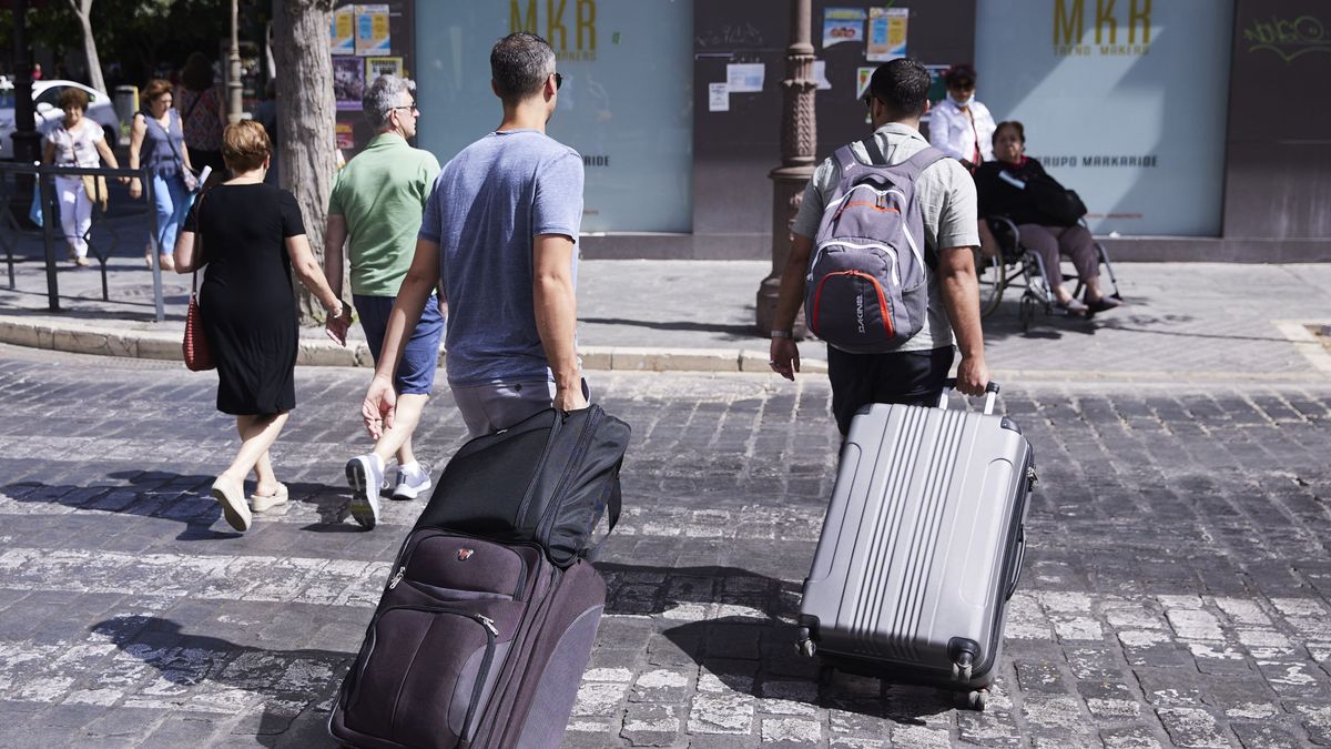 Turistas con maletas