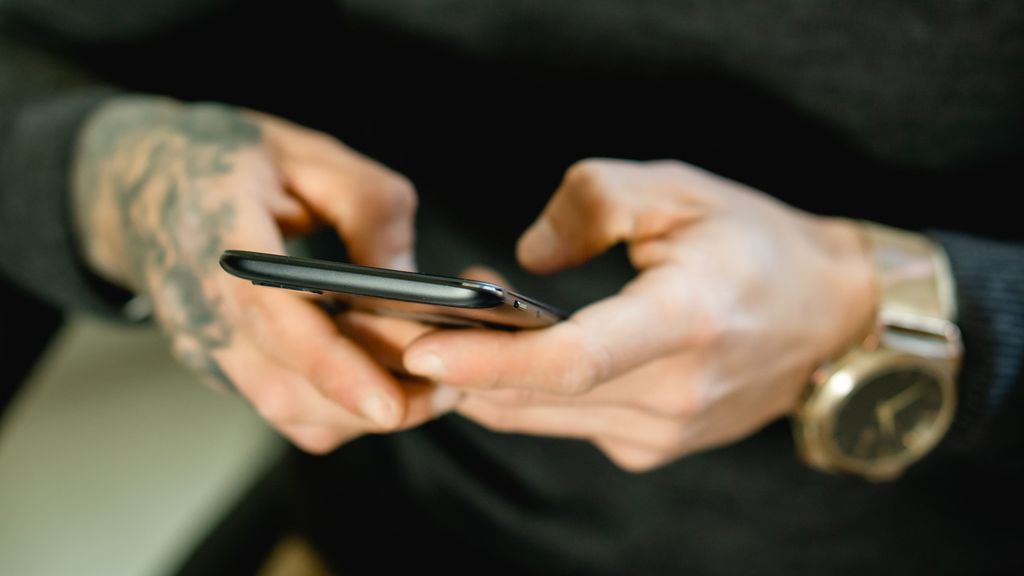 Un chico con el teléfono móvil