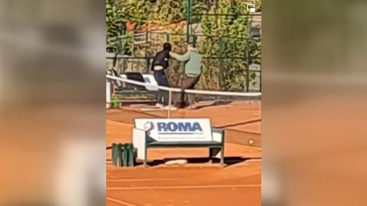 Un hombre agrede brutalmente a su hija de 14 años en una pista de tenis por "no esforzarse"