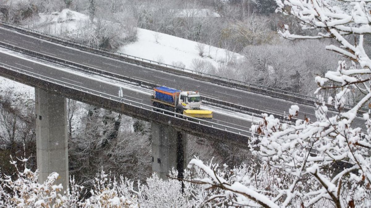 Una máquina quitanieves trabajando en la autovía A-6, entre Pedrafita y Becerreá (Lugo). Una máquina quitanieves trabajando en la autovía A-6, entre Pedrafita y Becerreá (Lugo).