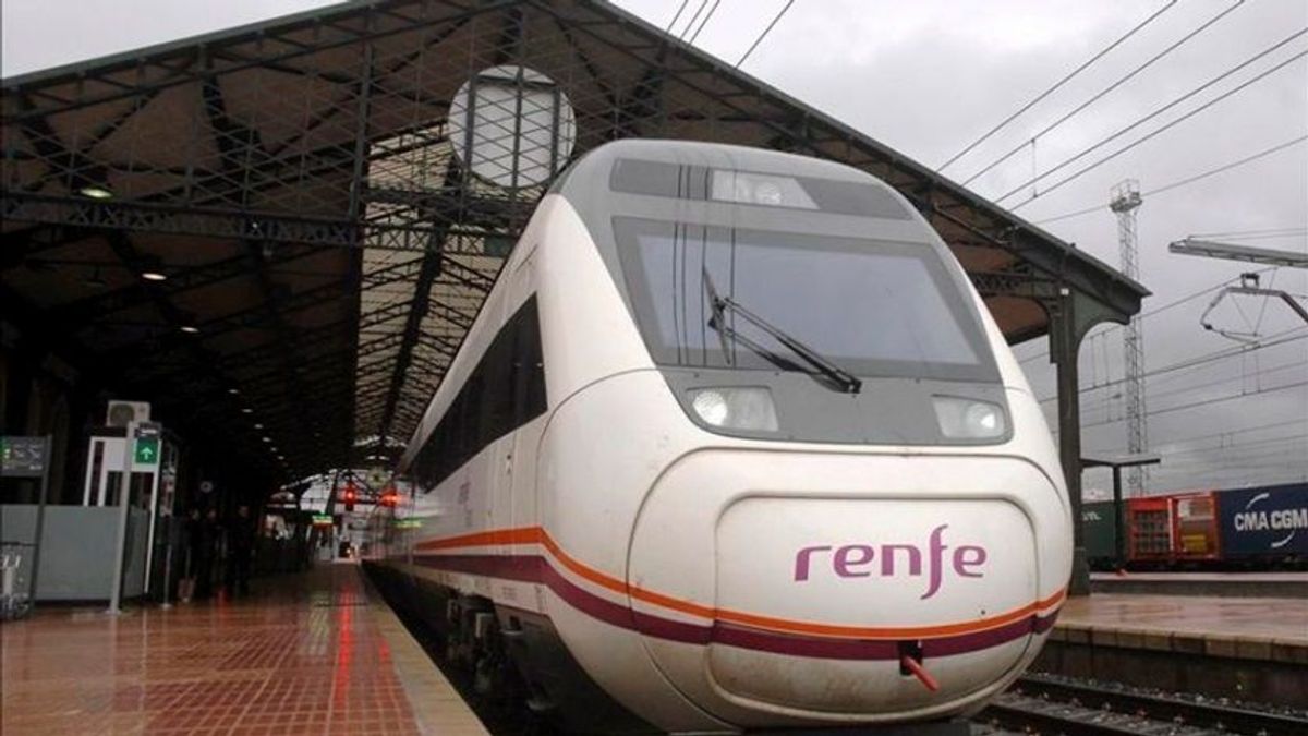 Varios pasajeros con maletas en el andén de un tren en la estación de Puerta de Atocha Varios pasajeros con maletas en el andén de un tren en la estación de Puerta de Atocha