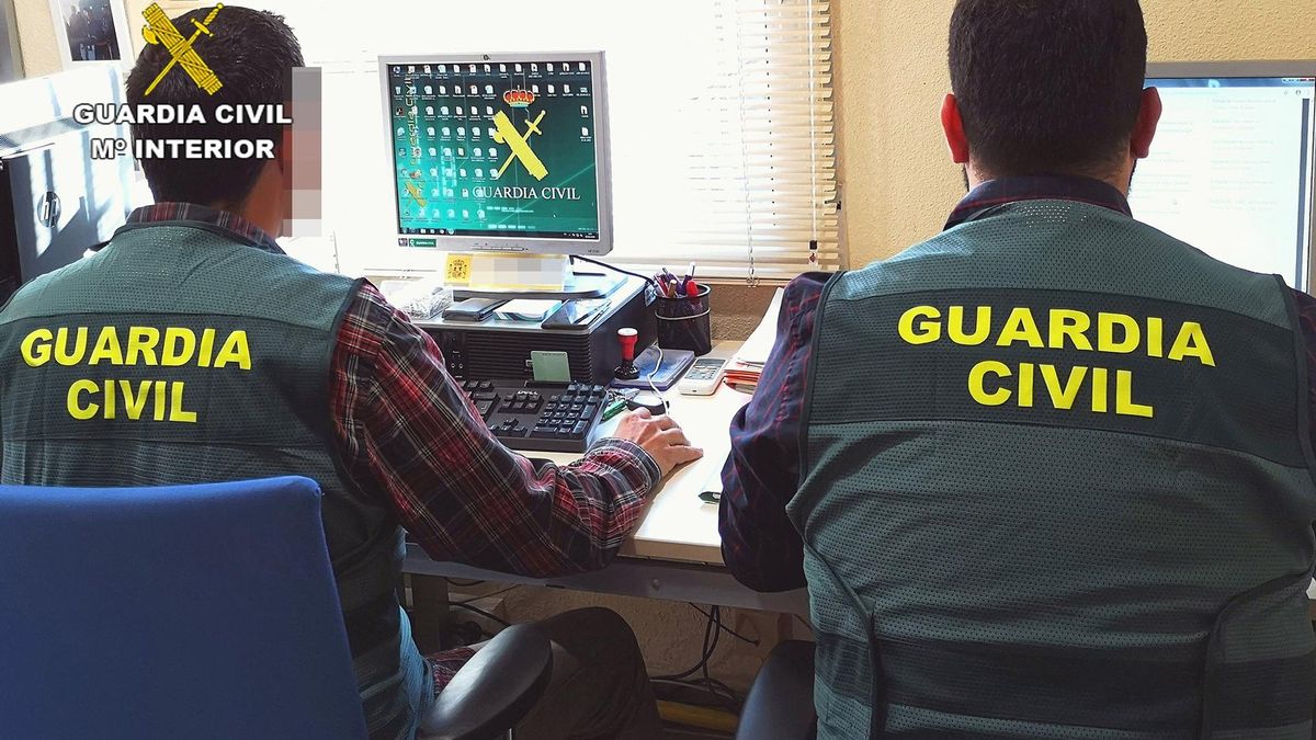 Dos agentes de la Guardia Civil trabajando