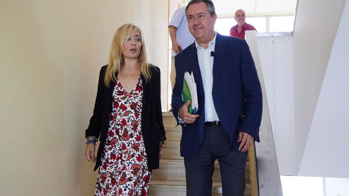 El secretario general del PSOE-Andalucía, Juan Espadas, y la secretaria general de UGT en Andalucía, Carmen Castilla, este lunes en Sevilla.