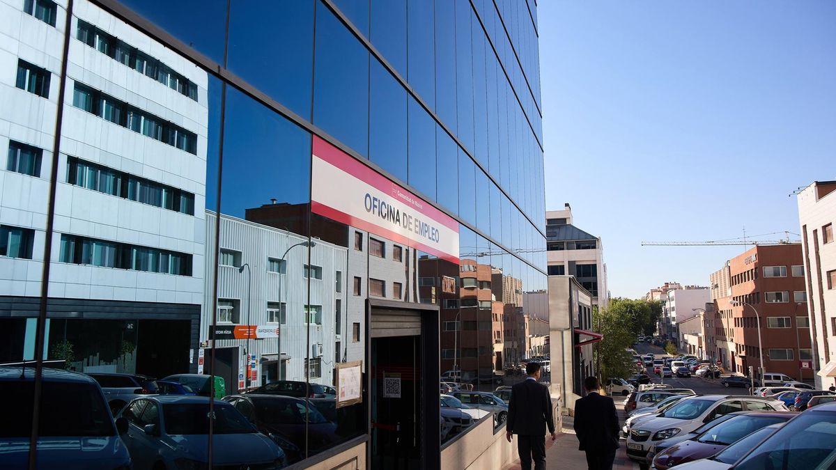 Archivo - Vista general de una oficina del SEPE de la calle Miguel Yuste, a 2 de septiembre de 2022, en Madrid (España). El número de parados registrados en las oficinas de los servicios públicos (antiguo Inem) aumentó en 40.428 personas en agosto, un 1,4