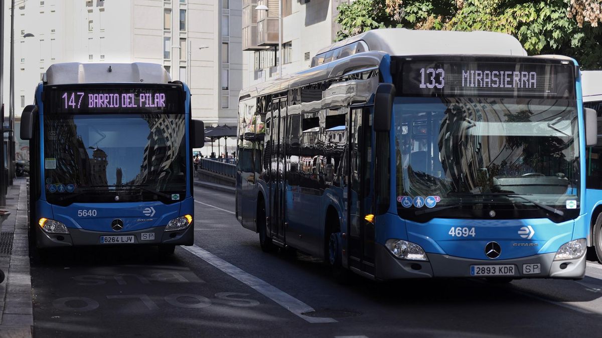 Archivo - Dos autobuses de la Empresa Municipal de Transportes madrileña (EMT). Archivo - Dos autobuses de la Empresa Municipal de Transportes madrileña (EMT).