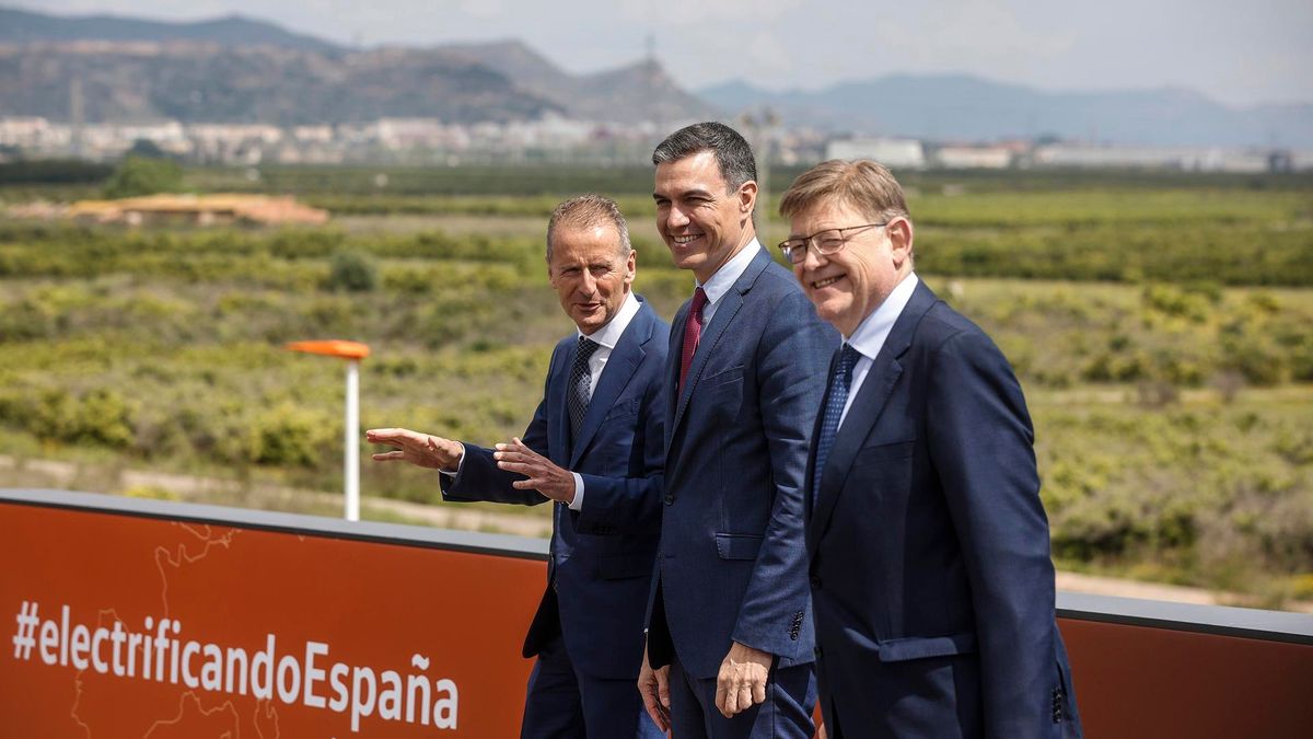 Archivo - (I-D) El director ejecutivo de Volkswagen, Herbert Diess; el presidente del Gobierno, Pedro Sánchez; y el presidente de la Generalitat, Ximo Puig, durante la presentación del proyecto de gigafactoría de baterías de Volkswagen Archivo - (I-D) El director ejecutivo de Volkswagen, Herbert Diess; el presidente del Gobierno, Pedro Sánchez; y el presidente de la Generalitat, Ximo Puig, durante la presentación del proyecto de gigafactoría de baterías de Volkswagen