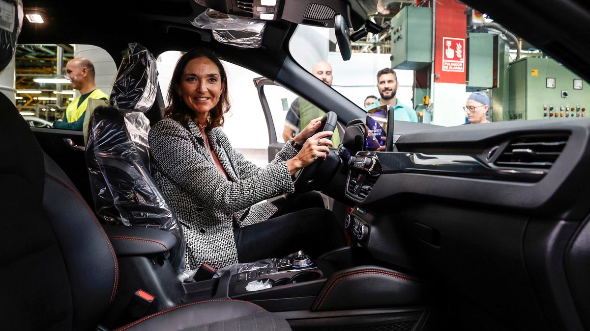 La ministra de Industria, Comercio y Turismo, Reyes Maroto, en un automóvil nuevo de Ford, durante su visita a las instalaciones de la fábrica de Ford en Almussafes, a 24 de octubre de 2022, en Almussafes, Valencia, Comunidad Valenciana (España). L La ministra de Industria, Comercio y Turismo, Reyes Maroto, en un automóvil nuevo de Ford, durante su visita a las instalaciones de la fábrica de Ford en Almussafes, a 24 de octubre de 2022, en Almussafes, Valencia, Comunidad Valenciana (España). L