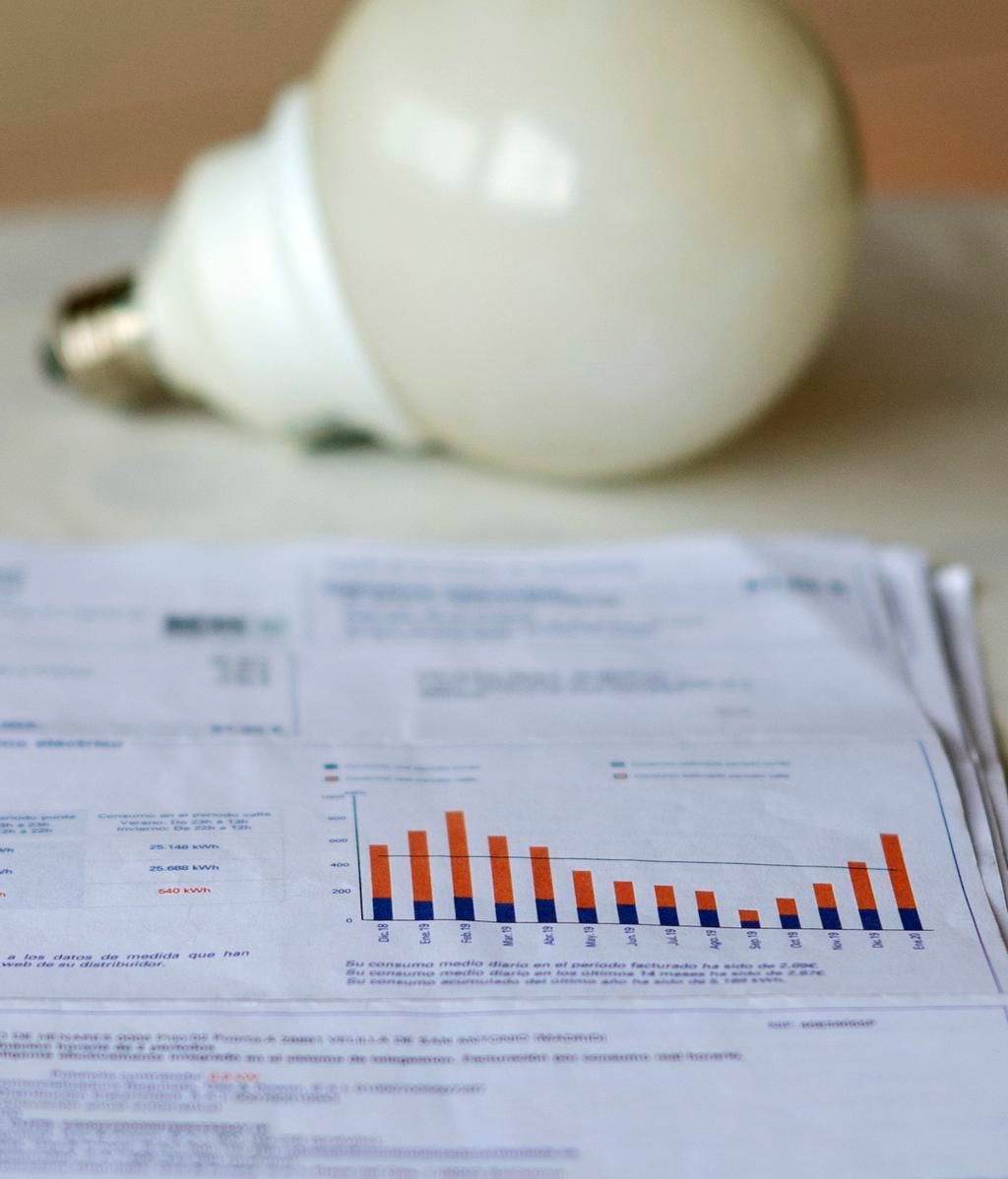 Archivo - Una factura de la luz y una bombilla