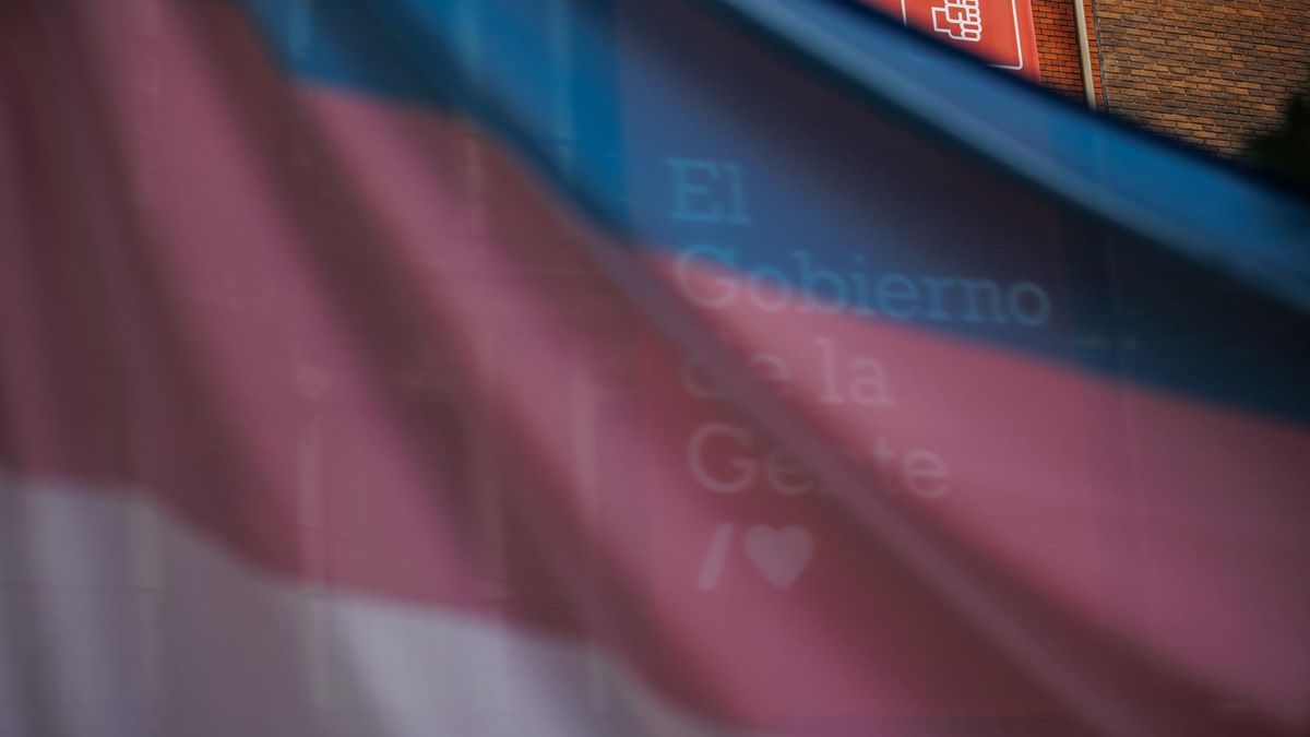 La bandera trans delante de la sede del PSOE. La bandera trans delante de la sede del PSOE.