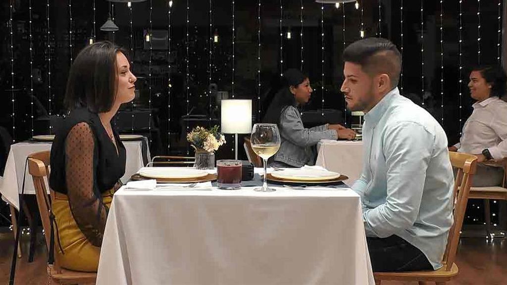 Álex y Carolina durante su cita en 'First Dates'