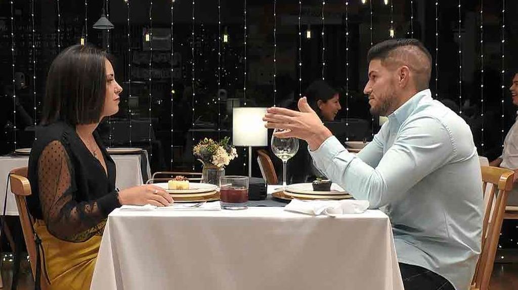 Álex y Carolina durante su cita en 'First Dates'