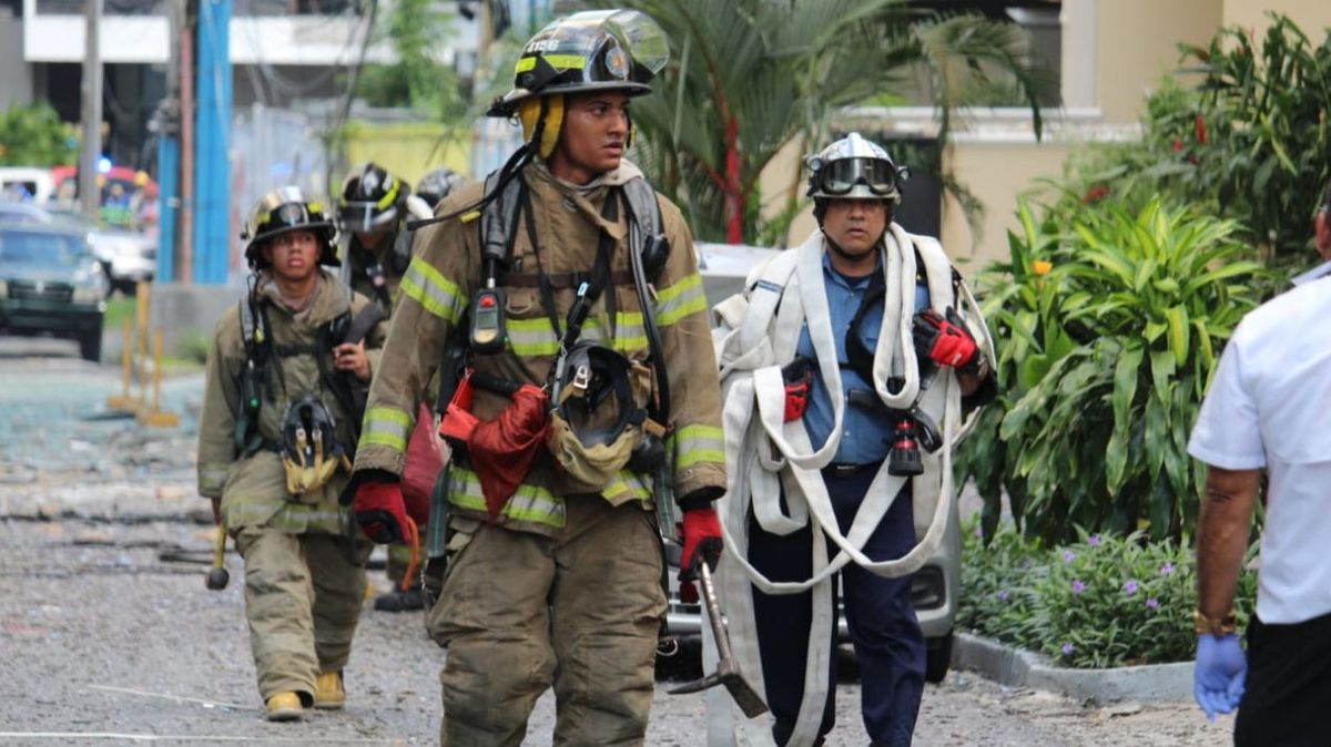 Cuerpo de Bomberos de Panamá (CPB) acude a la explosión de un edificio en donde 20 personas han resultado heridas