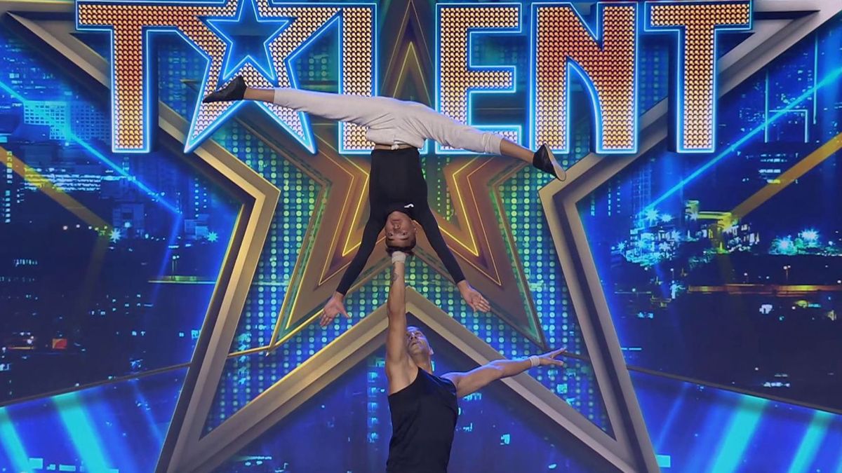 El espectacular y arriesgado número acrobático de un padre y su hijo