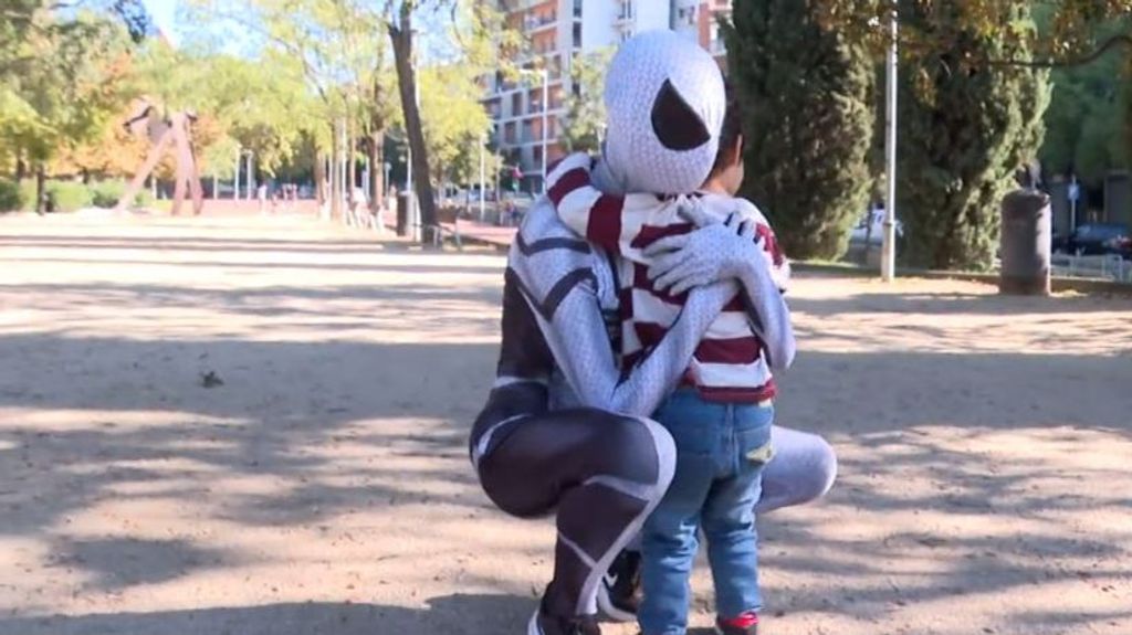 El Spider-Man de Santa Coloma, un joven anónimo que sufrió bullying y ahora reparte felicidad a los niños