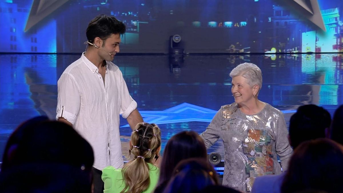 Marco sorprende a su abuela y muestra su magia junto a ella en el escenario: “Vengo a cumplir su sueño”