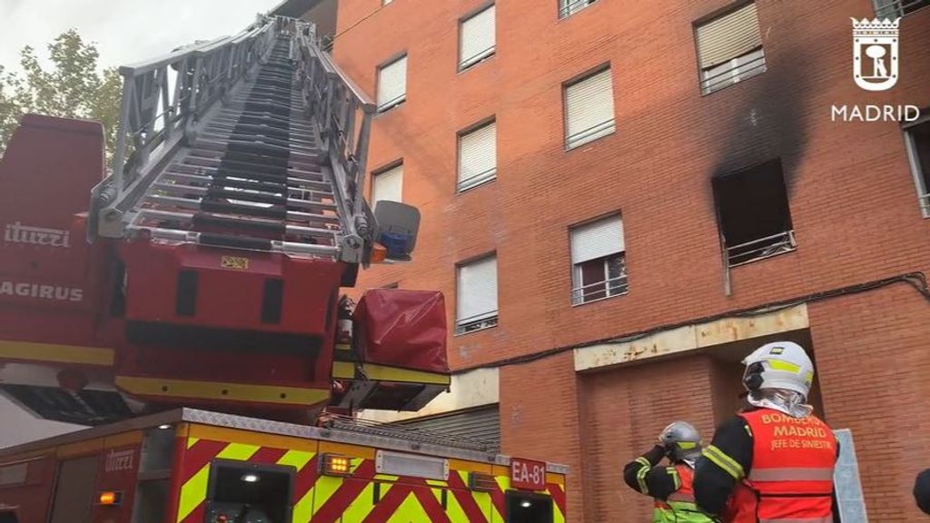 Muere un hombre de 55 años en un incendio en Puente de Vallecas, Madrid: tres vecinos han sido rescatados