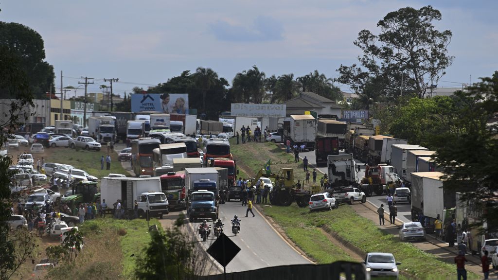 Simpatizantes de Jair Bolsonaro bloquean las carreteras de Brasil