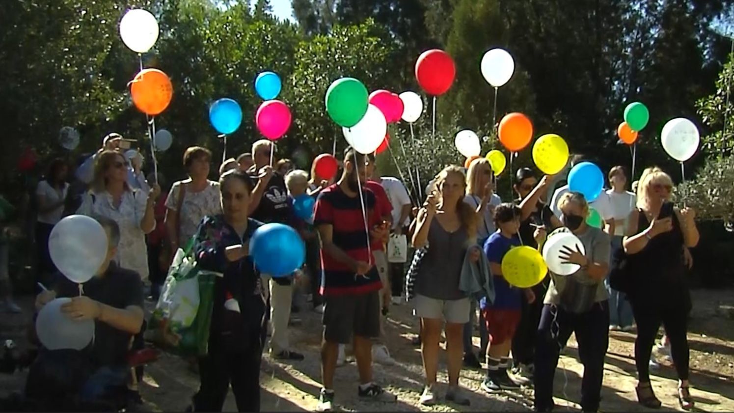 Suelta de globos en recuerdo de las mascotas