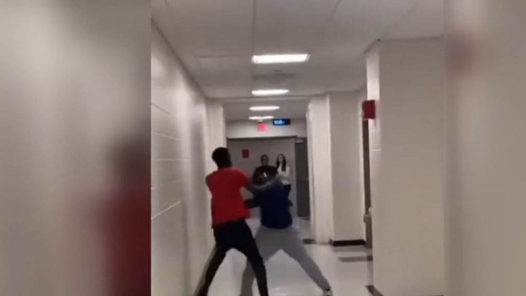 Un profesor desarma a un alumno que estaba acuchillando a sus compañeros de un instituto de Nueva York