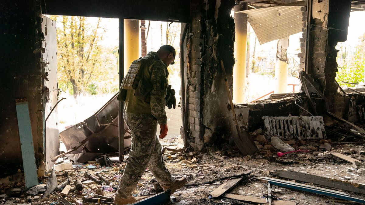 EuropaPress 4660455 september 2022 kharkiv ukraine ukrainian soldier walks through destroyed