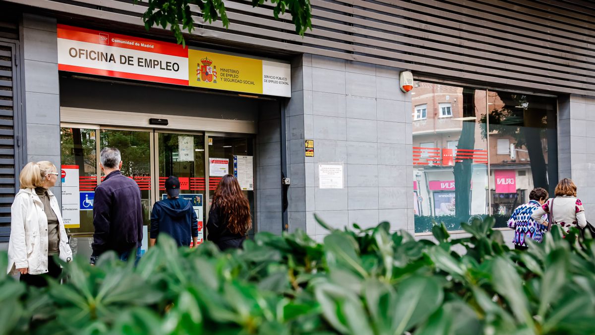EuropaPress 4773155 varias personas puertas sepe acacias 27 octubre 2022 madrid espana paro EuropaPress 4773155 varias personas puertas sepe acacias 27 octubre 2022 madrid espana paro