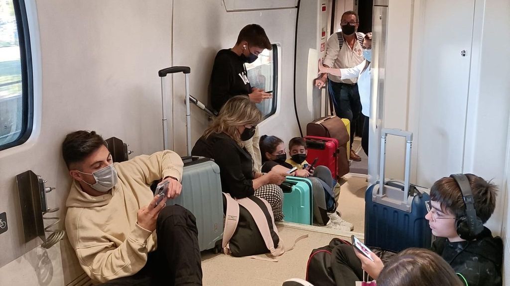 EuropaPress 4785618 pasajeros extremenos sentados suelo incidencia tren alvia noviembre (1)
