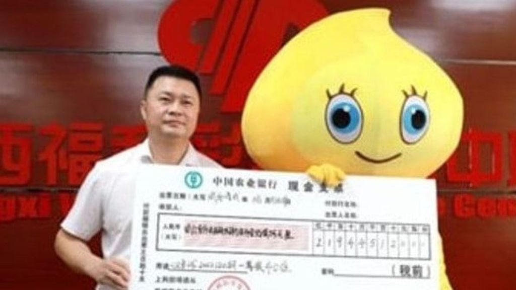 Hombre gana la lotería y se lo oculta a la familia