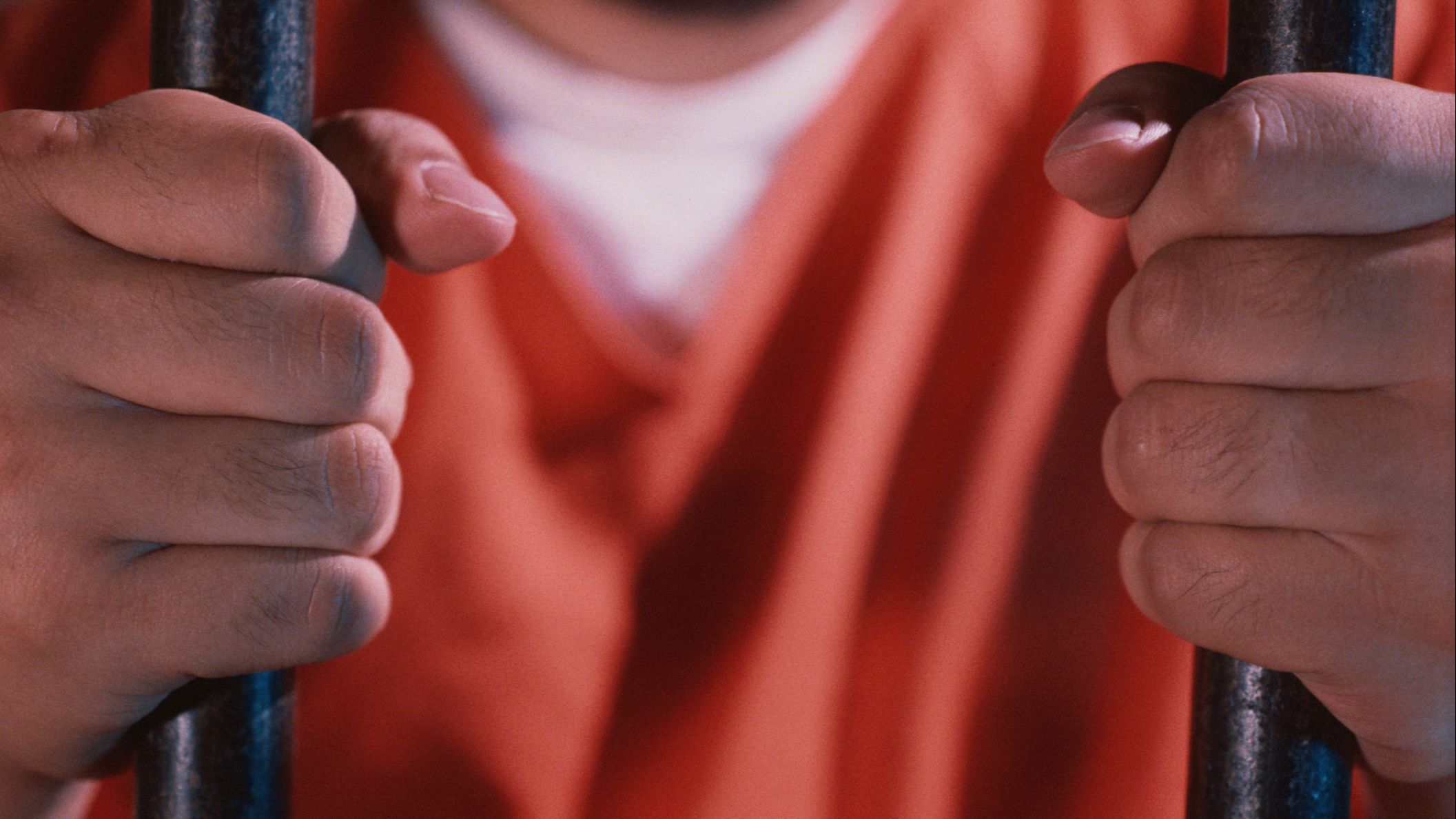 Imagen archivo - un hombre agarra los barrotes de su celda