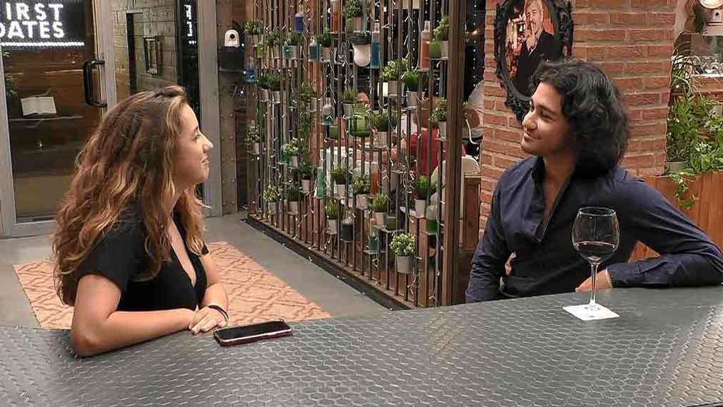 Miro y Paula durante su cita en 'First Dates'