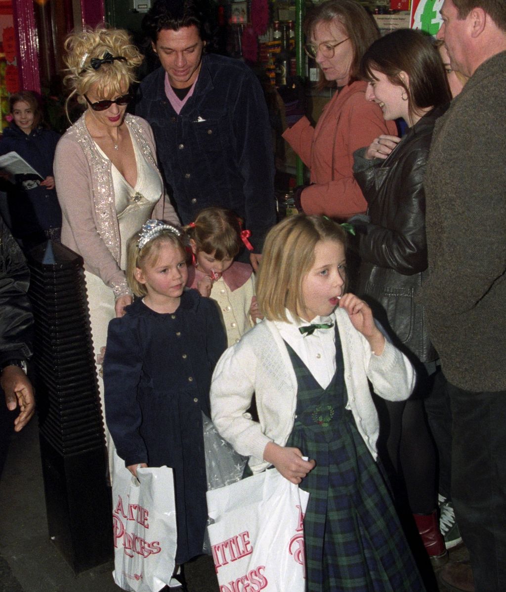 El cantante de INXS Michael Hutchence y la presentadora de televisión Paula Yates con sus hijas Pixie (atrás) y Peaches Geldof (frente) en el estreno de la película 'A Little Princess'.