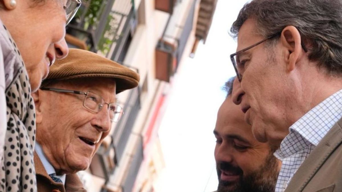 El presidente del PP, Alberto Núñez Feijóo, charla con unos vecinos de Guadalajara