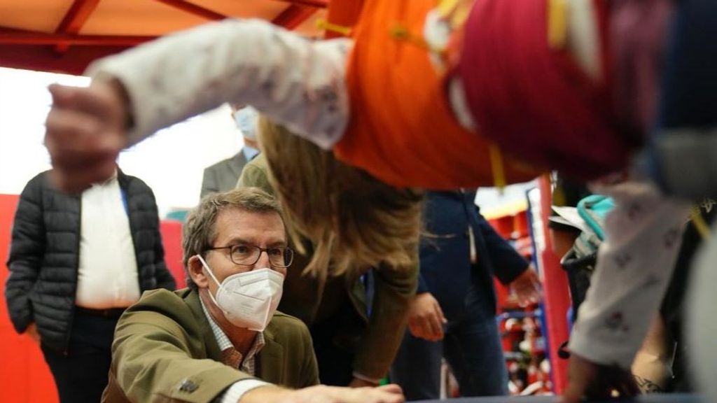 El presidente del PP, Alberto Núñez Feijóo, visita una fundación de niños con parálisis cerebral