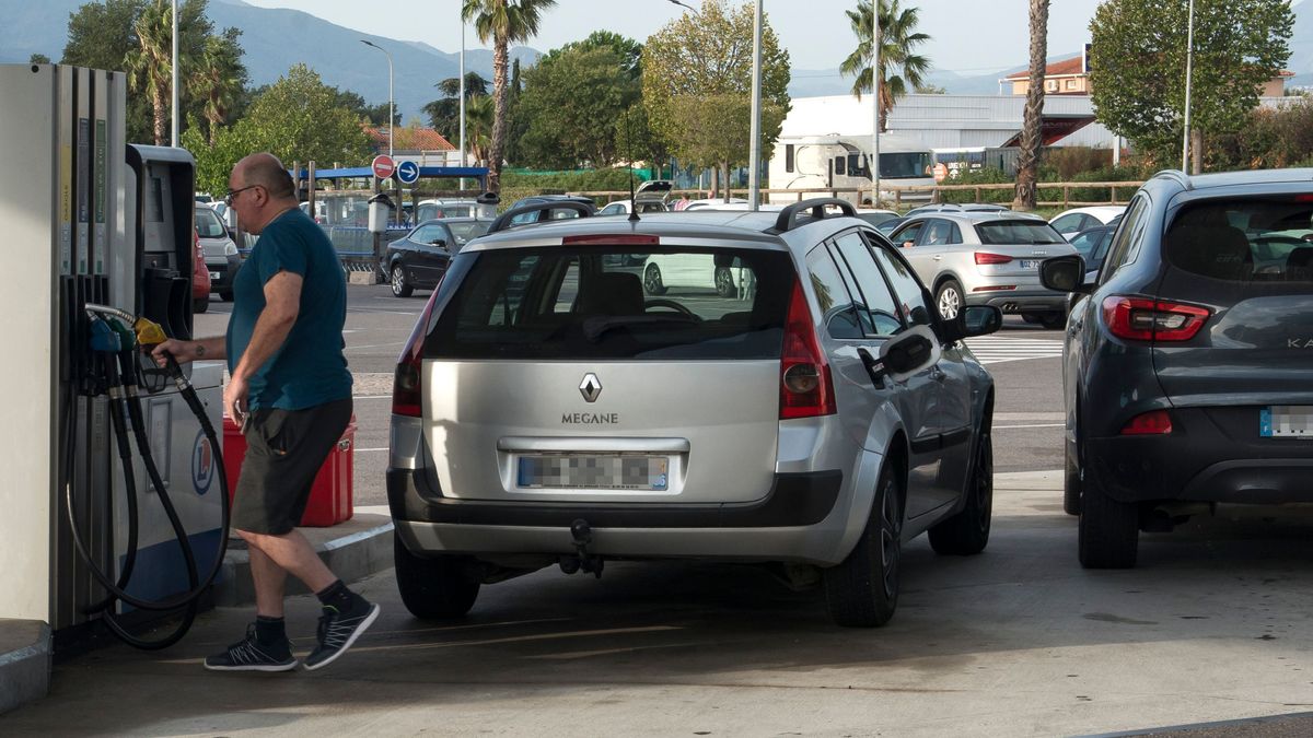 EuropaPress 4751288 varios vehiculos repostan combustible gasolinera boulou 17 octubre 2022 le EuropaPress 4751288 varios vehiculos repostan combustible gasolinera boulou 17 octubre 2022 le