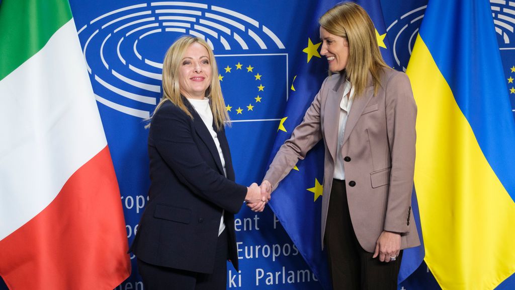 Giorgia Meloni, primera ministra de Italia, con la presidente del Parlamento Europeo Roberta Metsola