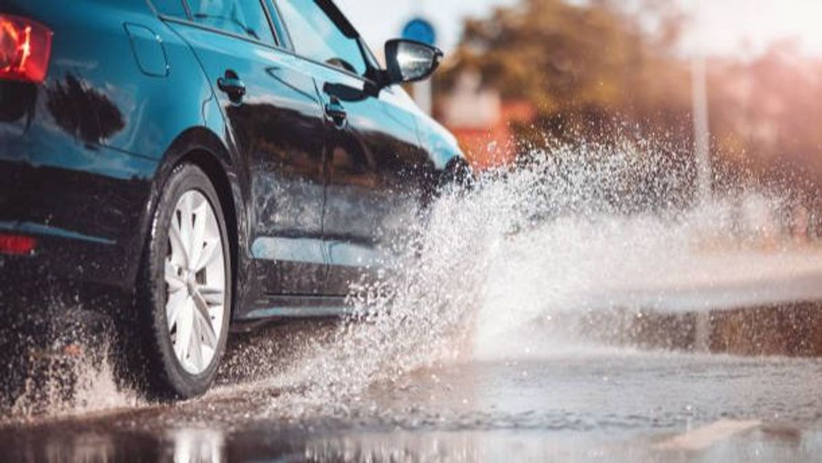 La lluvia puede afectar tanto al exterior como al interior de un automóvil La lluvia puede afectar tanto al exterior como al interior de un automóvil