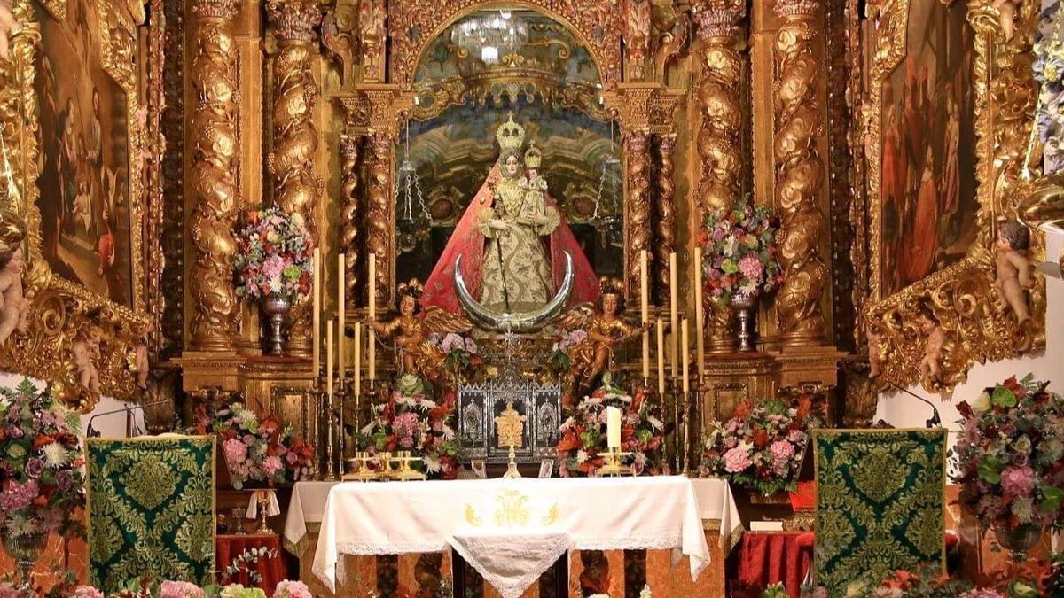 La Virgen de Araceli en su santuario de Lucena (Córdoba). La Virgen de Araceli en su santuario de Lucena (Córdoba).