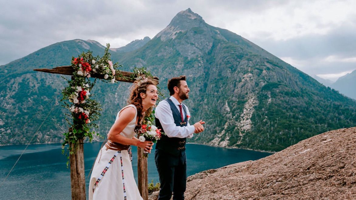 Lo primero que habrá que hacer será contratar a una wedding planner.