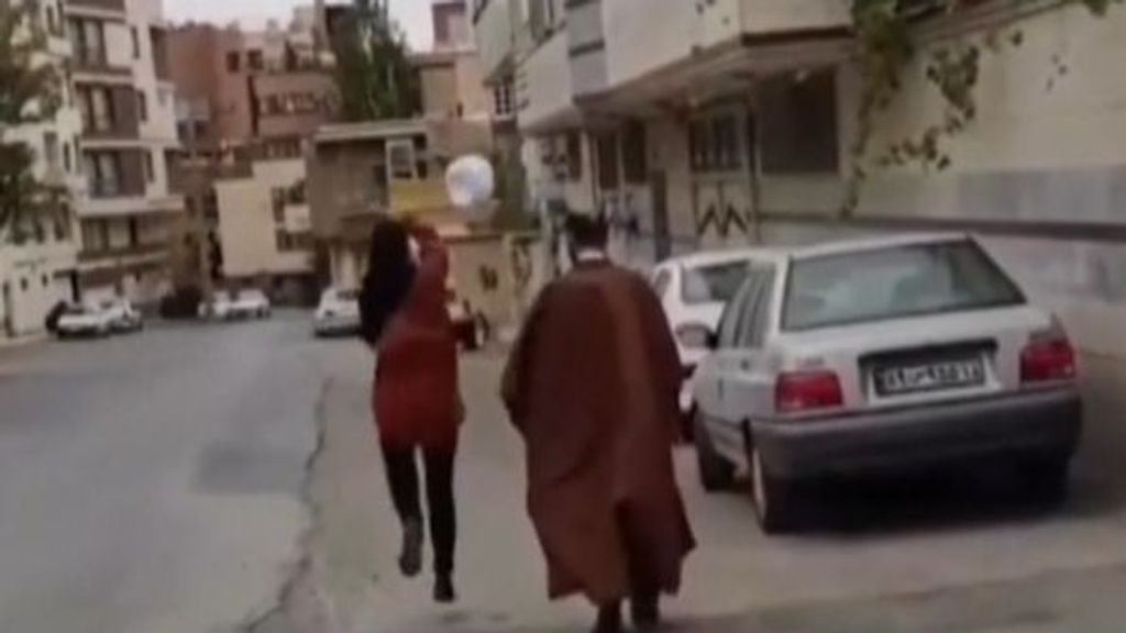 ¿Por qué los jóvenes iraníes protestan tirando los turbantes de los clérigos?