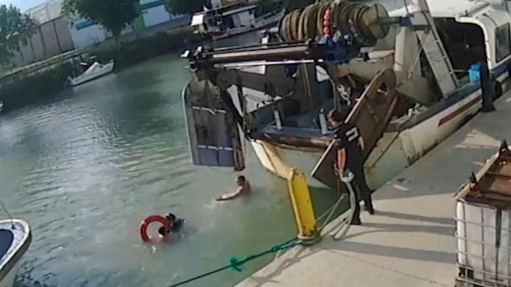 Salvan a una mujer a punto de ahogarse tras caer al agua en el puerto de Cullera, Valencia (Noviembre 2022)