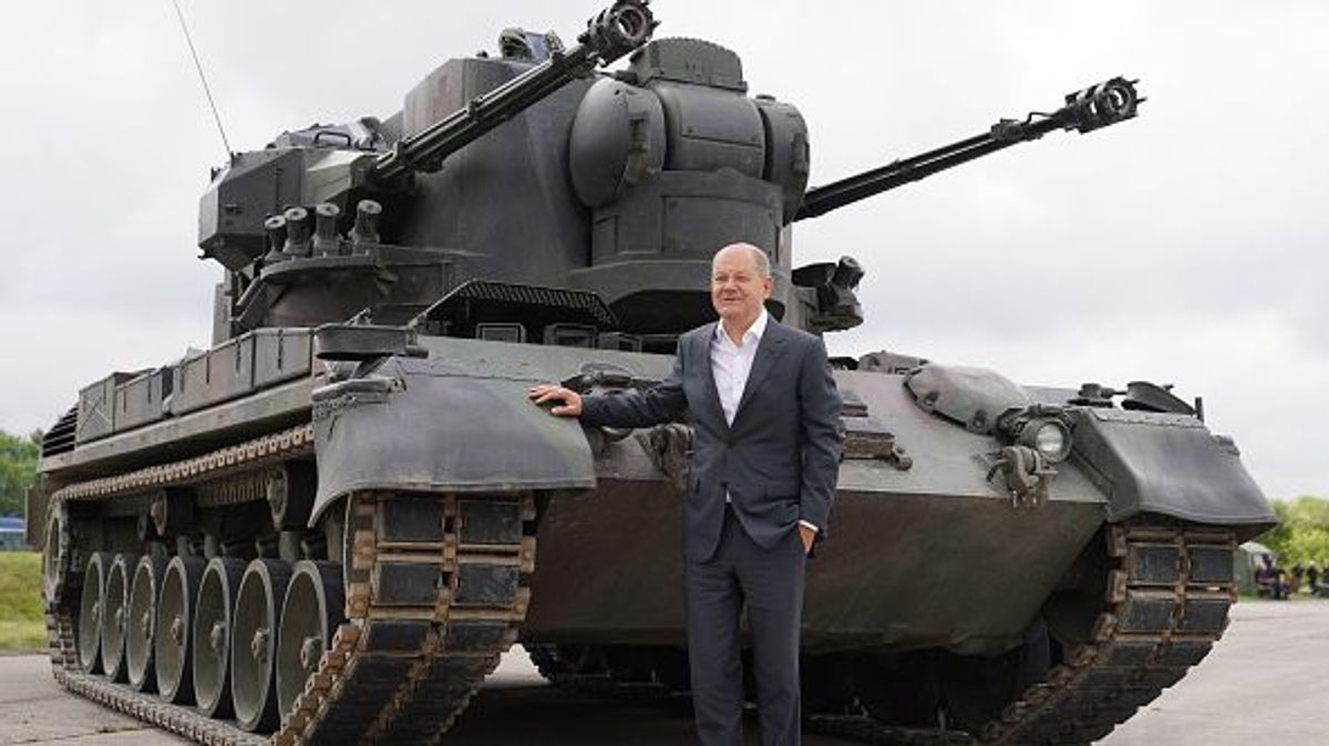 Scholz junto a un tanque Gepard Scholz junto a un tanque Gepard