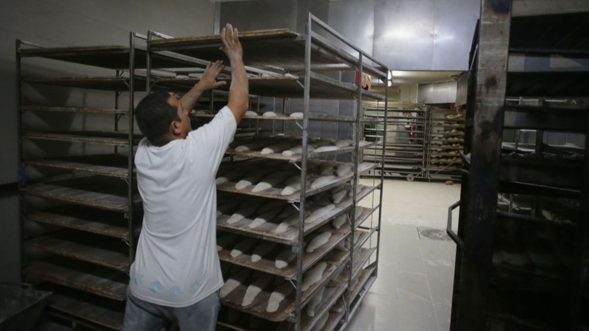 Un trabajador en una panadería de Lugo. Un trabajador en una panadería de Lugo.